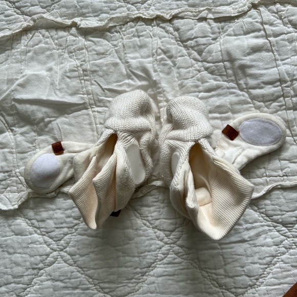 Goumi Kids Knit White Baby Booties, size 0-3 months - Picture 4 of 6